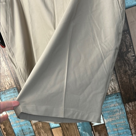 Greg Norman 40 stretch Men's Tan Shorts - Picture 8 of 12